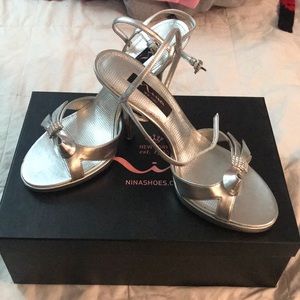PROM SHOES. Nina silver heels with bow.